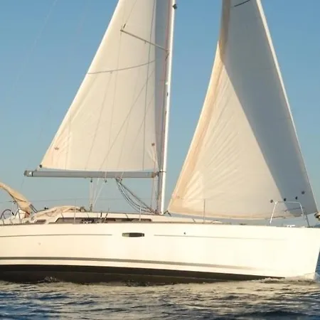 Boat & Sailing Torregrande Sinis Yachting Úszó hotel *