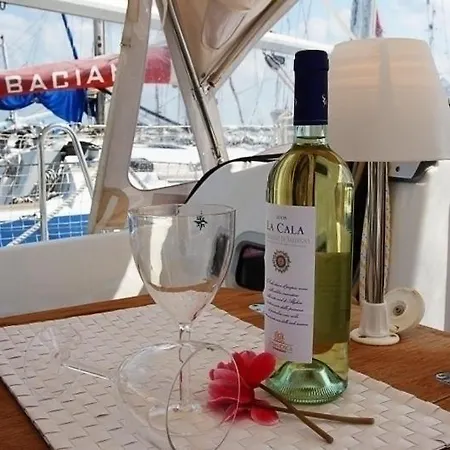Boat & Sailing Torregrande Sinis Yachting Úszó hotel *